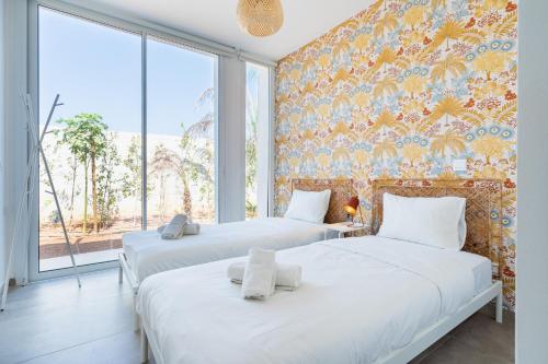 Ένα ή περισσότερα κρεβάτια σε δωμάτιο στο Blu Horizon - Stylish Living with Pool & Balconies in Protaras