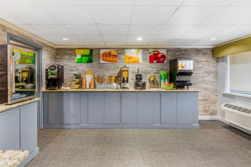 un restaurante de comida rápida con barra en una habitación en Quality Inn & Suites Raleigh Durham Airport, en Morrisville