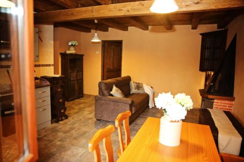 a living room with a couch and a table at Apartamentos turísticos LAS CARBALLEDAS in Rabanal del Camino