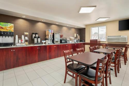 a restaurant with tables and chairs and a bar at Quality Inn Wenatchee-Leavenworth in Wenatchee