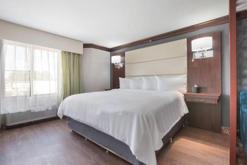 The Leo Collection Detroit, an Ascend Collection Hotelにあるベッド