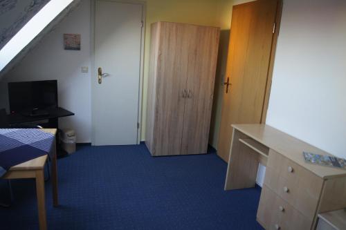 a room with a closet and a door and a bedroom at Hotel Draschwitz in Draschwitz