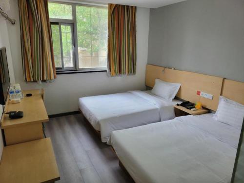 Letto o letti in una camera di 7 Days Inn Tianjin Ancient Cultural Street Jinshiqiao Metro Station