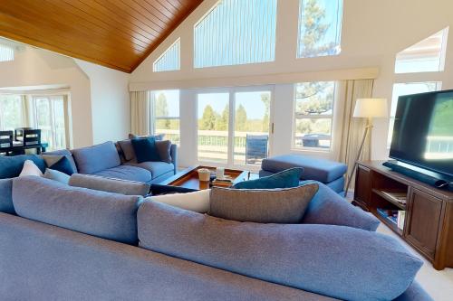 Μια τηλεόραση ή/και κέντρο ψυχαγωγίας στο Sleek Hill Haven with Martis Valley Views