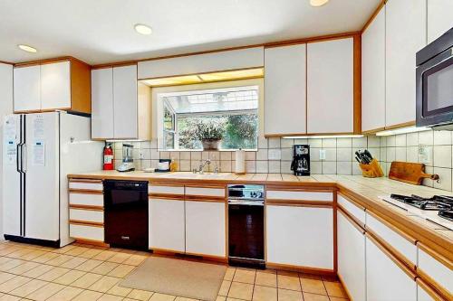 Η κουζίνα ή μικρή κουζίνα στο Sleek Hill Haven with Martis Valley Views