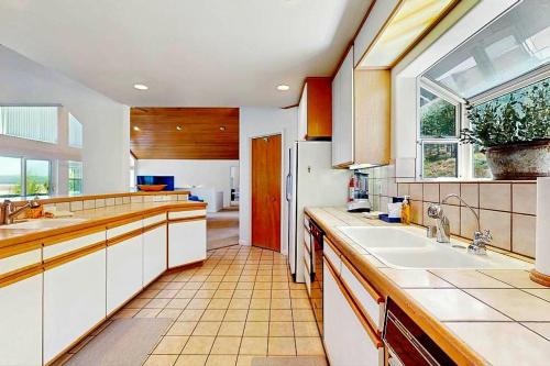 Η κουζίνα ή μικρή κουζίνα στο Sleek Hill Haven with Martis Valley Views