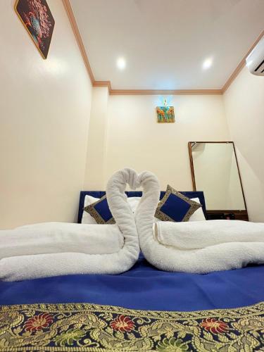 Una cama o camas en una habitación de The Kashi Elegance 2 Mins Walk to Kal Bhairav Temple