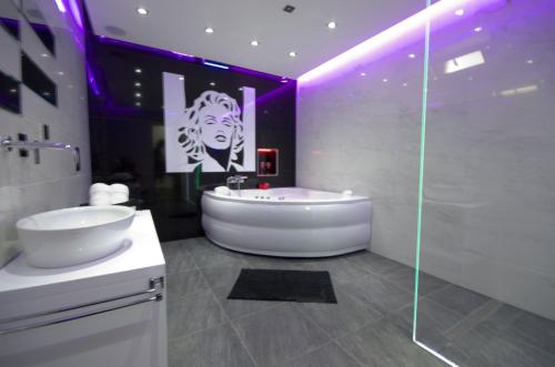 Bilik mandi di Monroe Apartment