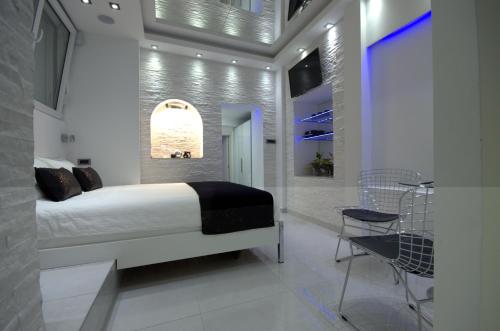 1 dormitorio con 1 cama, mesa y sillas en Monroe Apartment en Belgrado