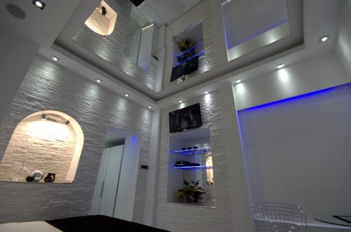 Televisyen dan/atau pusat hiburan di Monroe Apartment
