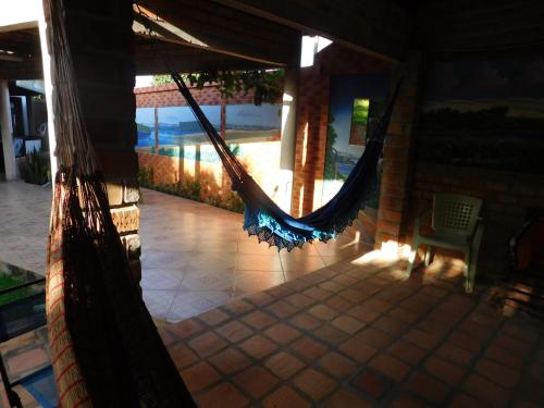 eine Veranda mit Hängematte auf einem Haus in der Unterkunft Toca do Vaidoso in Barreirinhas