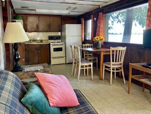 cocina con sofá y mesa con sillas en 2-bedroom Balsam Lake Lower Boathouse #1A, en Kawartha Lakes