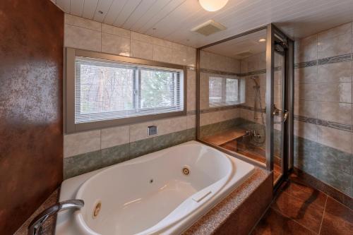 Un baño de 温泉ホテル安曇野アートキャビン