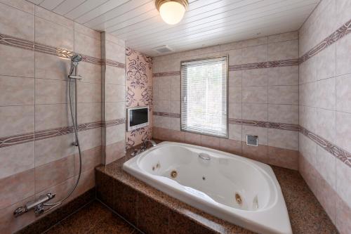 Un baño de 温泉ホテル安曇野アートキャビン