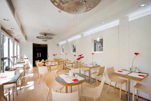 restauracja ze stołami i krzesłami w pokoju w obiekcie Best Western Ars Hotel w Rzymie