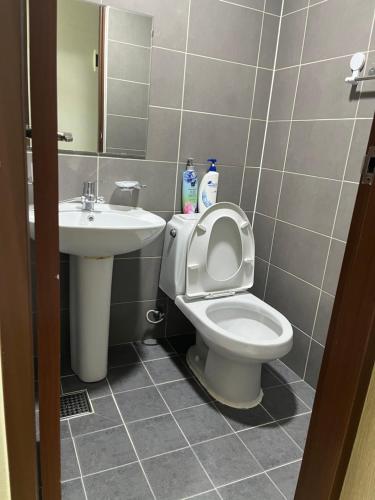 ein Badezimmer mit Toilette und Waschbecken in der Unterkunft Laketel in Seoul