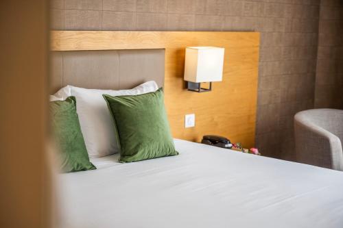 Ένα ή περισσότερα κρεβάτια σε δωμάτιο στο Le Lodge Brit Hotel Strasbourg Zenith