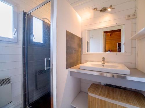 a bathroom with a sink and a shower at Jolie Cabane Océan in Vielle-Saint-Girons