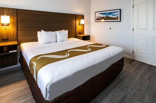 Katil atau katil-katil dalam bilik di Quality Inn & Suites Tulare