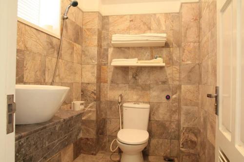 Bilik mandi di Mien Tay Hotel - Nghia Lo Center