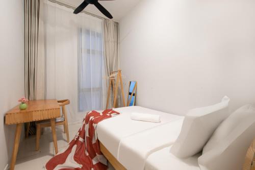 a bedroom with a bed and a table and a window at Space Residency by Avery with Cityview at JBCC #Free Parking #Walk 100m to KSL #Infinity Pool #中英文房东 in Johor Bahru