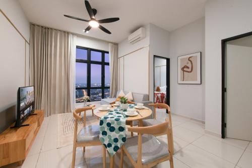 a dining room with a table and chairs and a tv at Space Residency by Avery with Cityview at JBCC #Free Parking #Walk 100m to KSL #Infinity Pool #中英文房东 in Johor Bahru