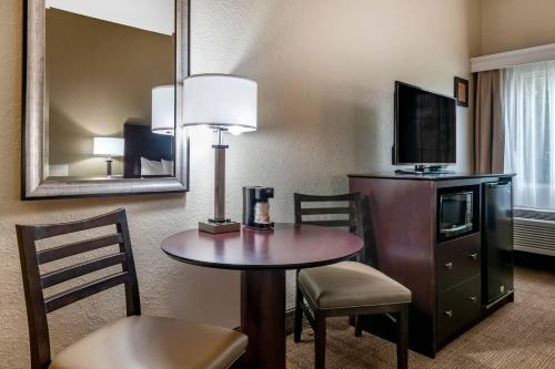Televisyen dan/atau pusat hiburan di Comfort Inn & Suites DeLand - near University