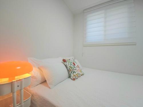 #Hongdae EXIT2#DELUXE APT#New Building#Luggage storage#Parkingにあるベッド