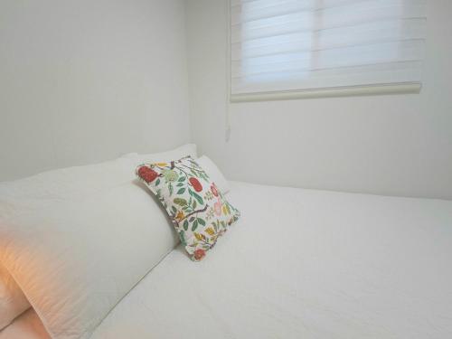 #Hongdae EXIT2#DELUXE APT#New Building#Luggage storage#Parkingにあるベッド