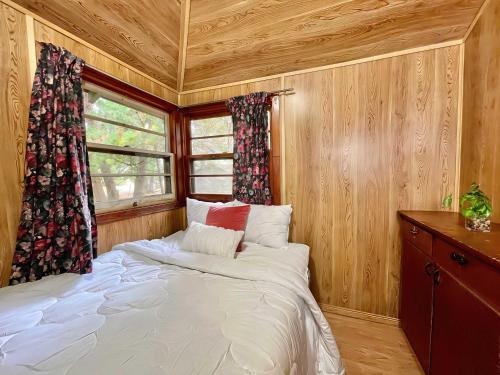 Un dormitorio con una cama en una habitación con ventana. en Balsam Lake - 2-Bedroom Cottage #2, en Kawartha Lakes