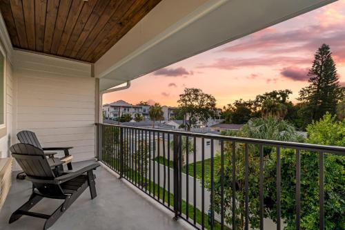 a balcony with a chair and a view of the street at Grant Street Inn, an Ascend Collection Hotel in Dunedin
