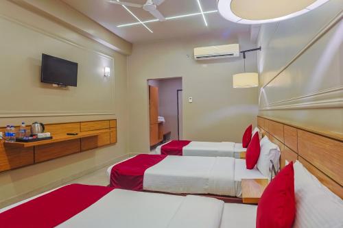 Letto o letti in una camera di Max Hotels Prayagraj