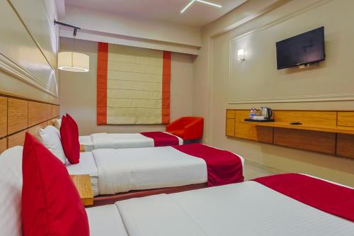 Letto o letti in una camera di Max Hotels Prayagraj