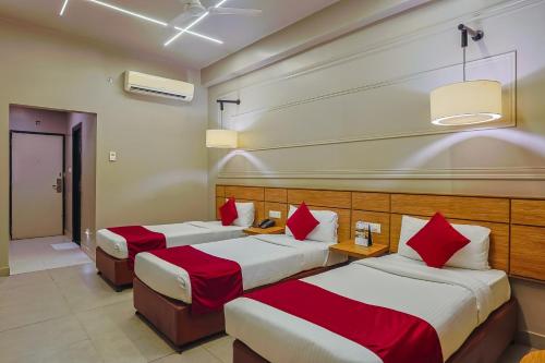 Letto o letti in una camera di Max Hotels Prayagraj