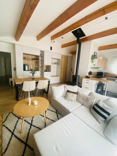 Maison calme avec grande chambre et salon, proche centre village & parc