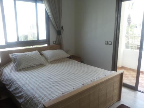 Un pat sau paturi într-o cameră la Mer Sea Skhirat