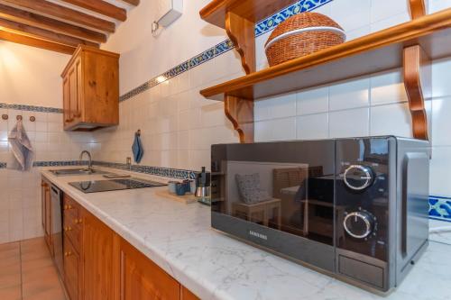a kitchen with a microwave on a counter at Sunshine Home in Caprile
