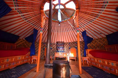 l'interno di una yurta con un tavolo al suo interno di Jalman Meadows Wilderness camp 