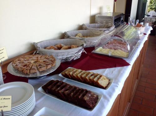 een buffet met verschillende soorten eten op tafel bij Relais San Rocco in Sestri Levante