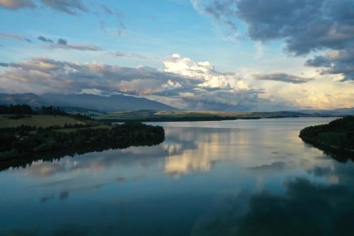 a view of a large body of water at Marina Liptov pri Liptovskej Mare in Liptovský Trnovec