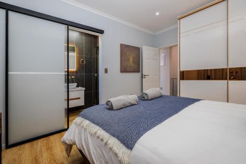 una camera da letto con un letto grande con due cuscini sopra di C Breeze 1 a Swakopmund