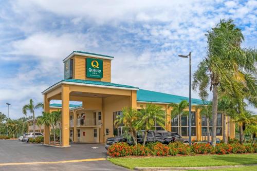 a hotel with a sign on the front of it at Quality Inn Bradenton North I-75 in Bradenton