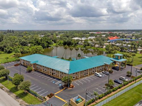 an overhead view of a building with a blue roof at Quality Inn Bradenton North I-75 in Bradenton