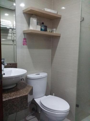 ein Badezimmer mit einer weißen Toilette und einem Waschbecken in der Unterkunft Eastwood Legrand3 Studio Type condo in Manila