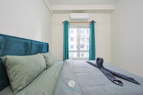 Bett mit blauem Kopfteil und Fenster in der Unterkunft Kajang - 10min to IOI City Mall - 4B2B 7pax - 2 parking in Kajang