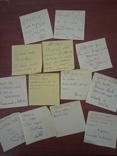 a pile of sticky notes sitting on a table at La Rugiada-con giardino privato in Alcamo