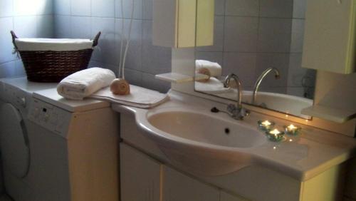 een badkamer met een wastafel en een ligbad bij Joanna's House in Skala Kallirakhis