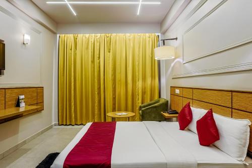 Letto o letti in una camera di Max Hotels Prayagraj