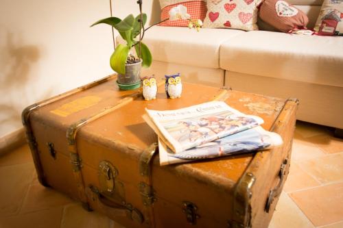 a table with a trunk with a book on it at Da Titta in Pitigliano