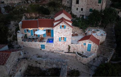 una vista aérea de una gran casa de piedra en 3 Bedroom Stunning Home In Zarace, en Zarače